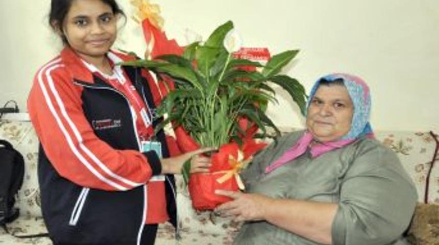 Bangladeşli &Ouml;ğrenci &Ouml;ğretmeninin Ailesini Ziyaret Etti