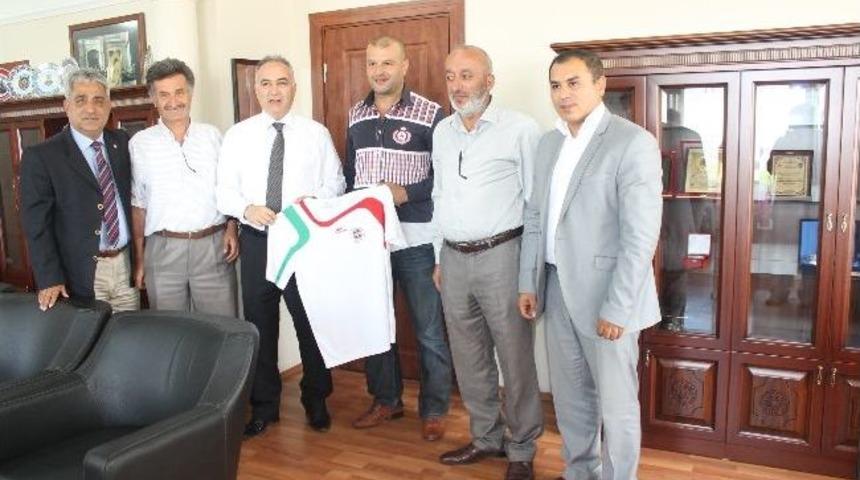 Emniyet M&uuml;d&uuml;r&uuml;ne Yalovaspor Forması