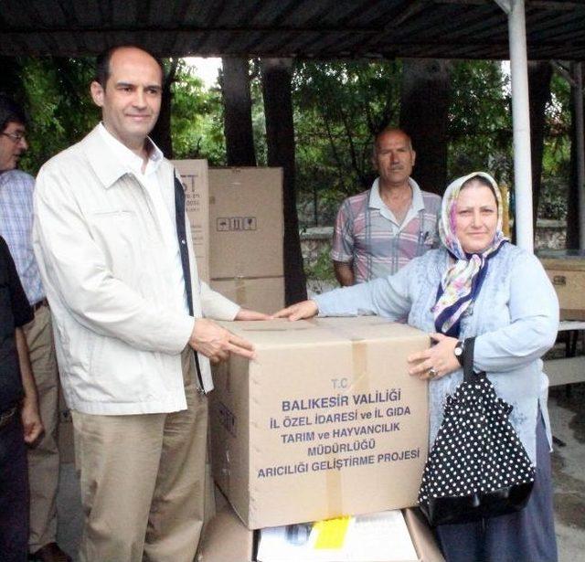 Edremit’te Arıcılara Kovan Desteği