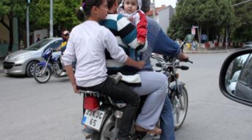 Motorsiklet &Uuml;zerinde Tehlikeli Yolculuk