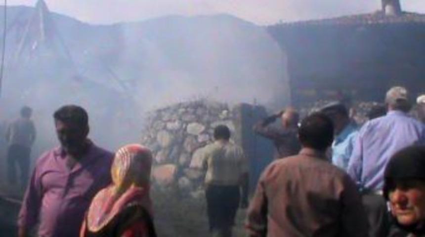 &Ccedil;orum'da &Ccedil;ıkan Yangında 2 Ev Kullanılamaz Hale Geldi