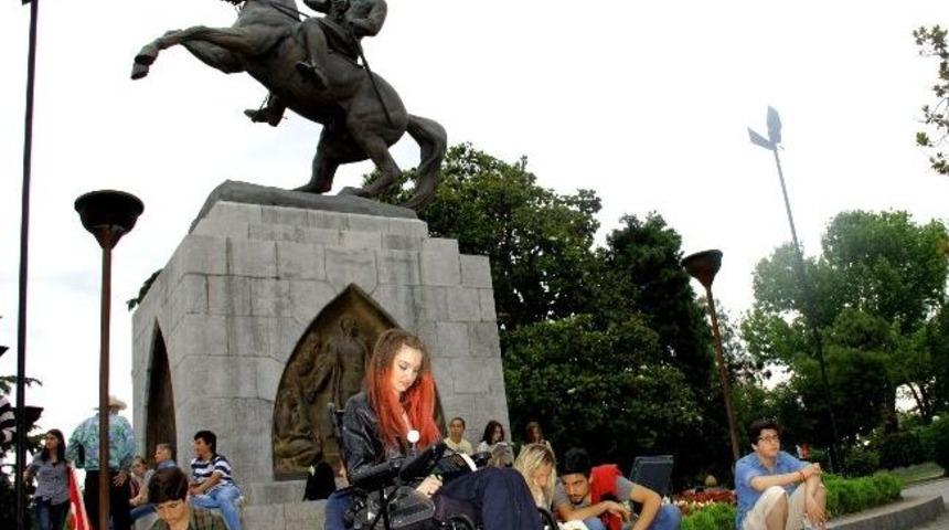 D&uuml;nya G&uuml;zelinden "gezi" Desteği