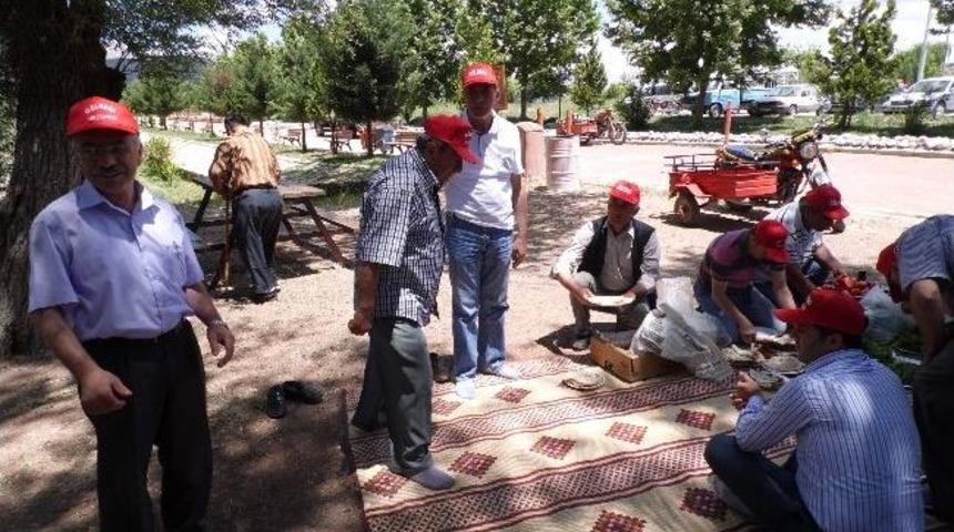 G&ouml;lbaşı Belediye Başkanı Personelleri İle Doğa Parkını Temizledi