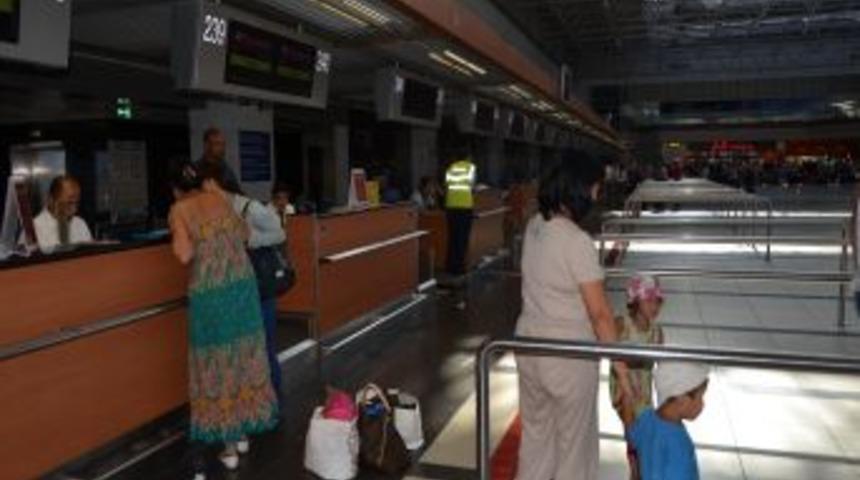 Yavuz: Antalya Havalimanı&rsquo;nda Bekleyen Ve Mağdur Olan Kazak Turist Yok