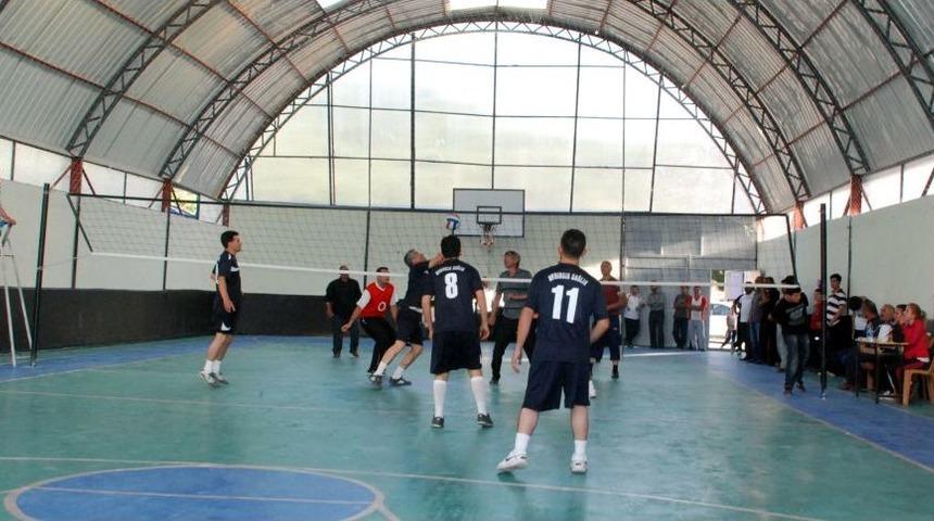 Aydıncık'ta Kurumlar Arası Voleybol Turnuvası D&uuml;zenlendi