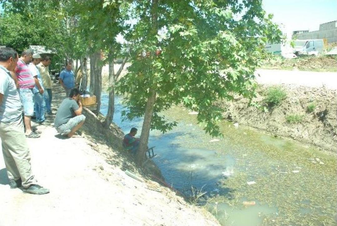 Su Kanalından &Ccedil;ıkan Dumanlar Paniğe Yol A&ccedil;tı