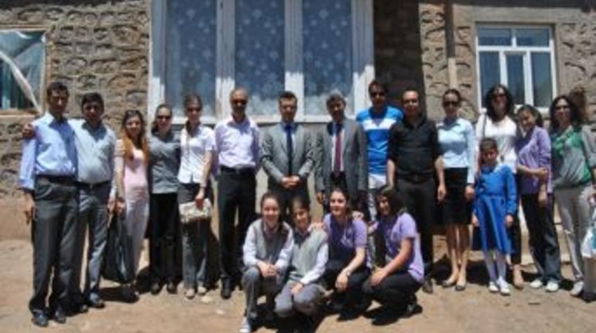 Kağızmanlı &Ouml;ğrenciler, Mavi Kapak Toplayarak Engelli Genci Sevindirdi