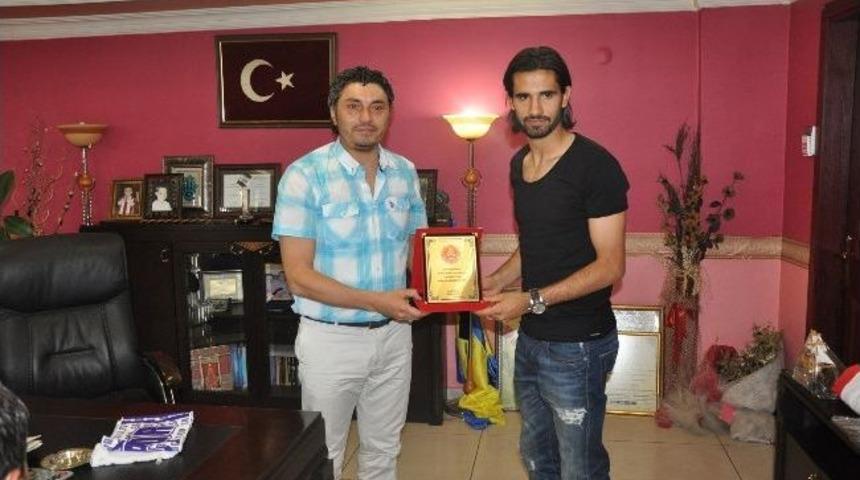 Fenerbah&ccedil;eli Milli Futbolcu Abisinin Kul&uuml;b&uuml; Sandıklıspor&rsquo;u Ziyaret Etti