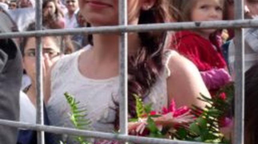 Mezuniyet T&ouml;reninde Pankartlı Evlenme Teklifi