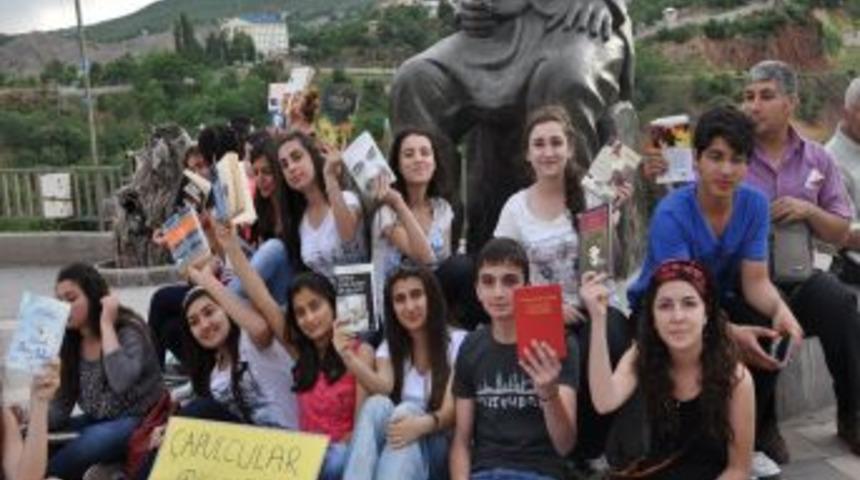 Tunceli&rsquo;de Liseli &Ouml;ğrencilerden Taksim&rsquo;e Kitaplı Destek