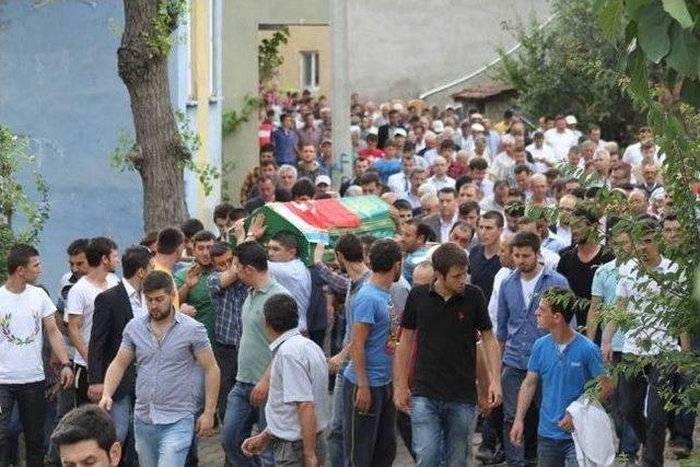 Kazada &Ouml;len Servis Personeli Toprağa Verildi 2