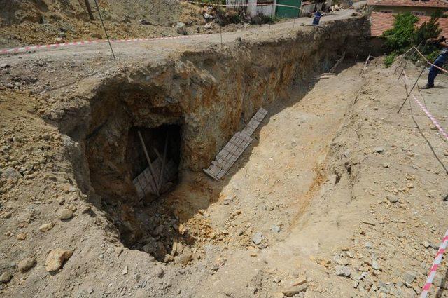 İş Makinesinin Kep&ccedil;esine Yer Altı Şehri Takıldı 1