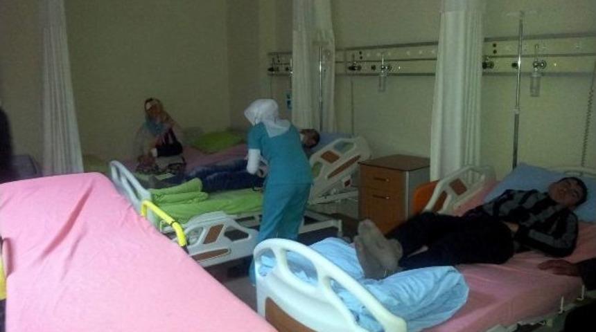 Yolcu otob&uuml;s&uuml; ile kamyon &ccedil;arpıştı: 9 yaralı