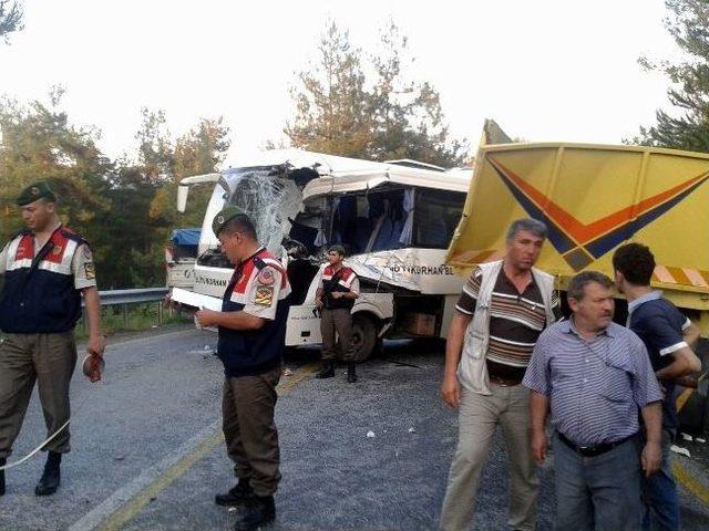 Yolcu otob&uuml;s&uuml; ile kamyon &ccedil;arpıştı: 9 yaralı 1