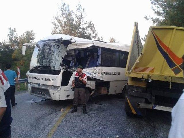 Yolcu otob&uuml;s&uuml; ile kamyon &ccedil;arpıştı: 9 yaralı 2