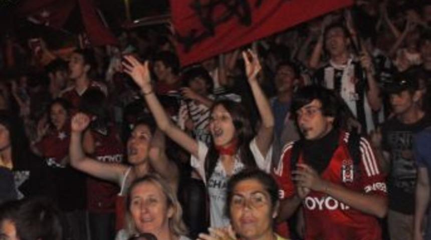 Gen&ccedil;ler sokakta!..