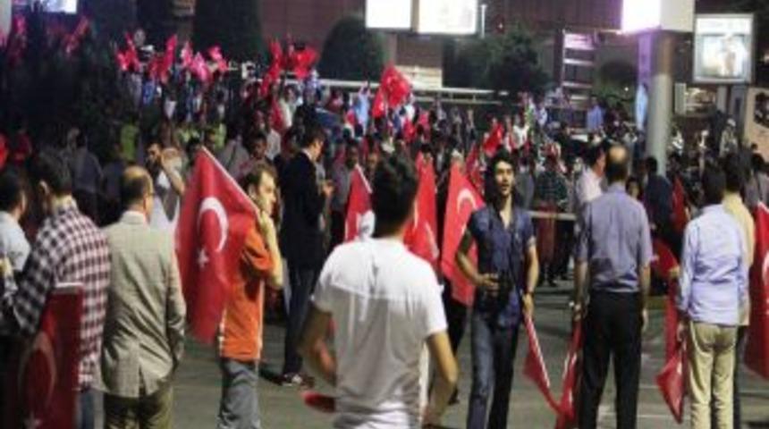 Ak Partililer Başbakan i&ccedil;in Atat&uuml;rk Hava Limanı'na geldi