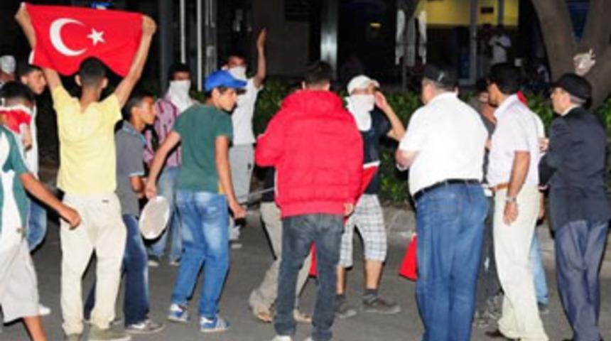 Adana'da polis ile g&ouml;sterici arasında ilgin&ccedil; diyalog