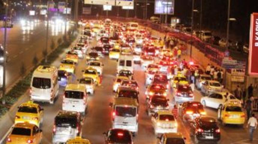 Başbakanı Karşılamaya Gelenler Uzun Ara&ccedil; Kuyruğu Oluşturdu