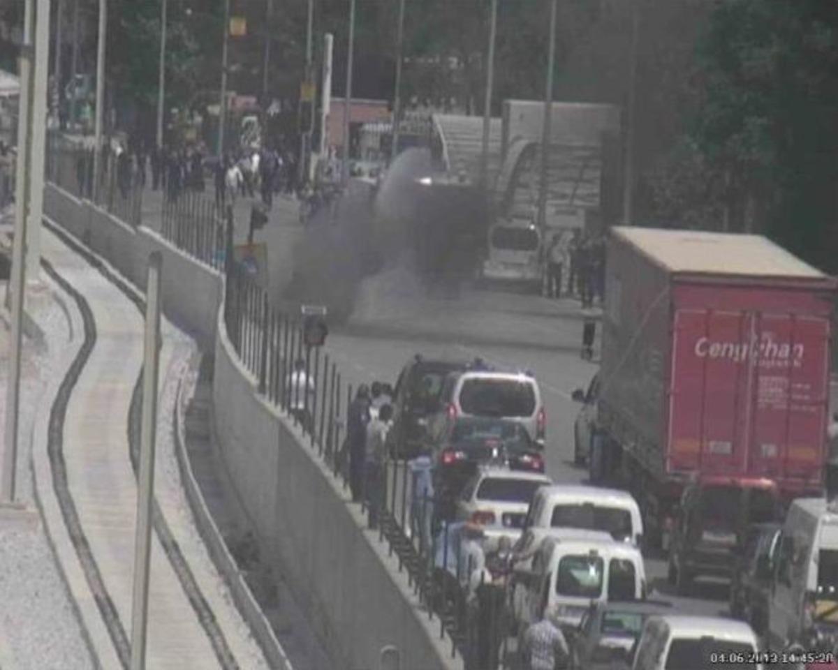 &Ccedil;evik Kuvvetin Toma Aracı Yanan Otomobile B&ouml;yle M&uuml;dahale Etti