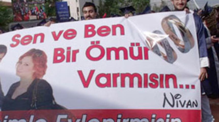 Mezuniyet t&ouml;reninde evlenme teklifi