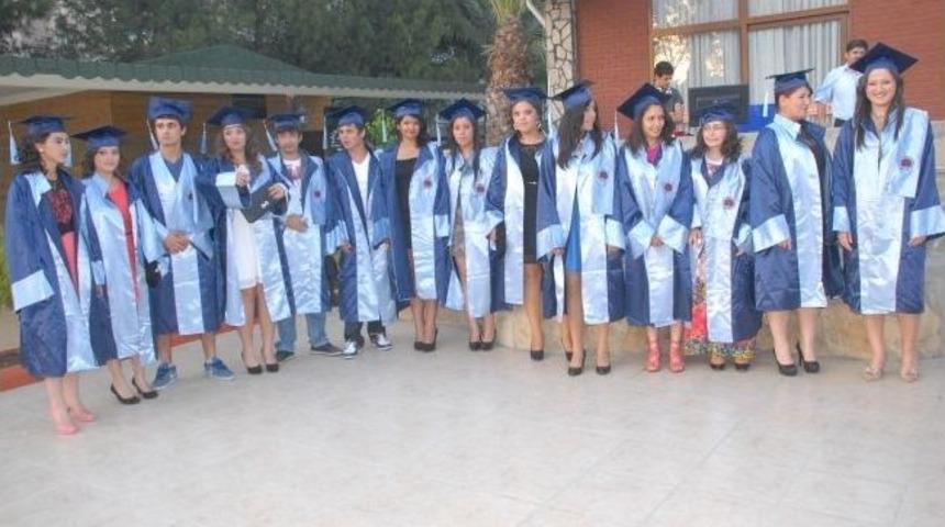 Fethiye'de &Ouml;ğrenciler Kep Attı