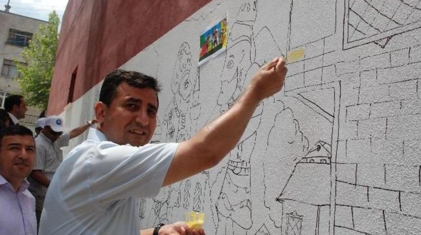 Anaokulu &Ouml;ğrencileri Duvarları Renklendirdi