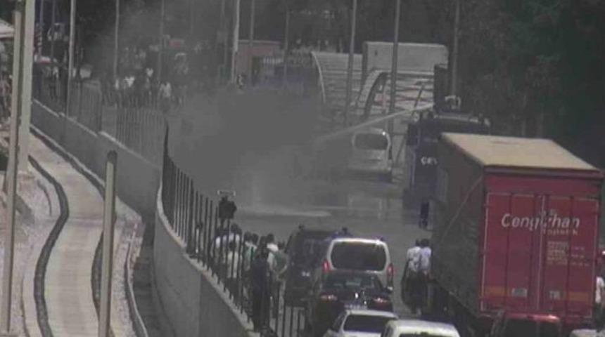 Trafikte Yanan Aracı TOMA S&ouml;nd&uuml;rd&uuml;