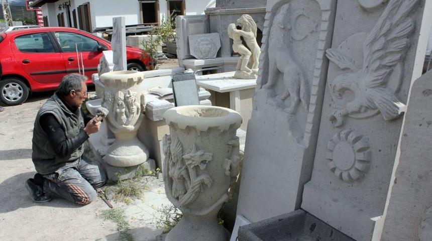 İlkokulda &Ouml;ğretmeninin Portresini &Ccedil;izerek Keşfedildi, Şimdi Taşa Şekil Veriyor