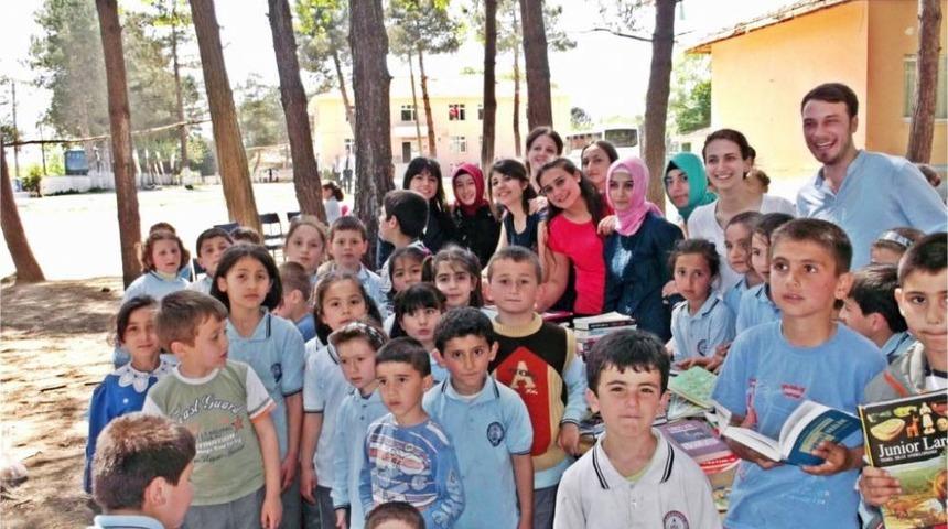 &Uuml;niversiteli &Ouml;ğrencilerden Ilk&ouml;ğretim Okuluna Kitap Yardımı