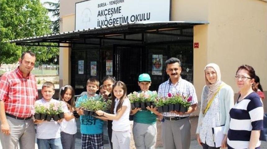 Belediyeden Okullara &Ccedil;i&ccedil;ek