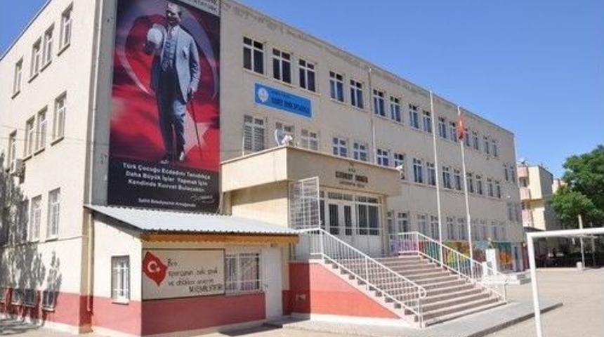 Salihli Belediyesi Okullara Atat&uuml;rk Panoları Yaptırdı
