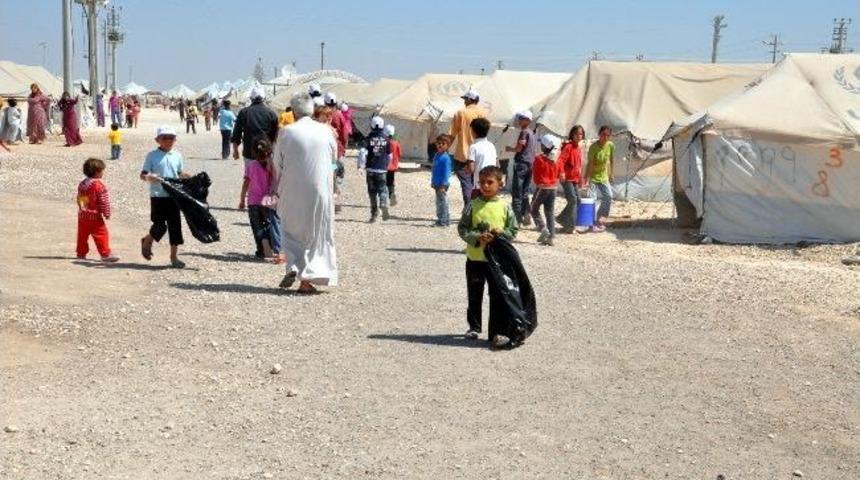 Suriyeli M&uuml;lteciler &Ccedil;adır Kenti Temizledi