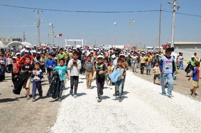 Suriyeli Mülteciler Çadır Kenti Temizledi