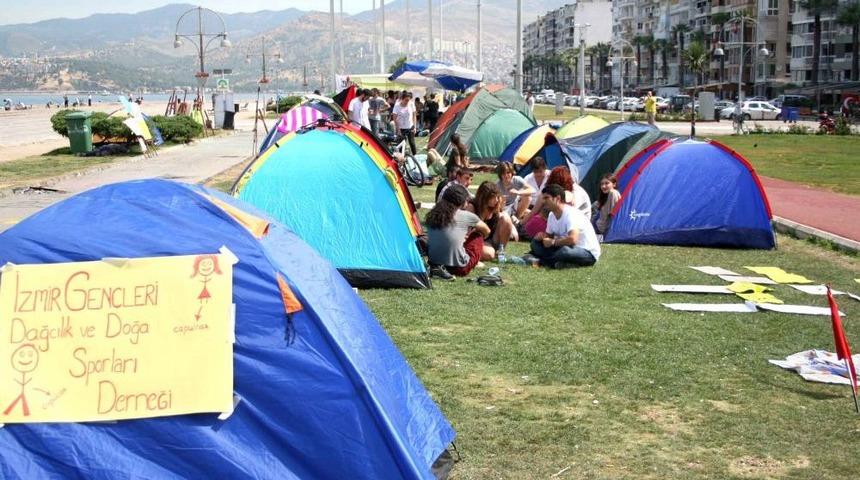 İzmir'de Tansiyon Düştü, Eylemciler Kurdukları Çadırda Kalıyor