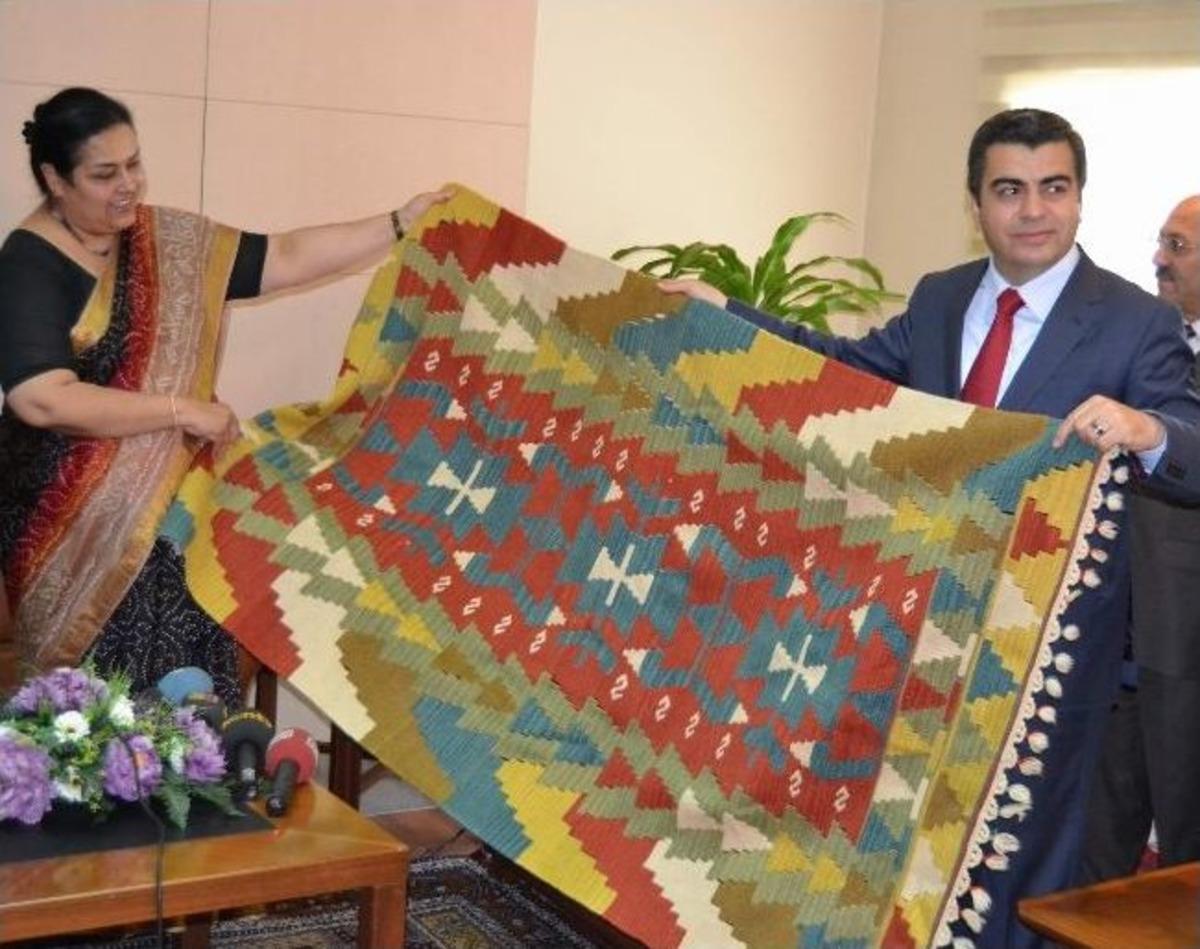 Hindistan B&uuml;y&uuml;kel&ccedil;isi Thomas&rsquo;dan Vali D&uuml;zg&uuml;n&rsquo;e Ziyaret