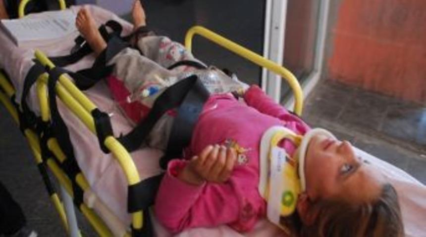 Minib&uuml;s&uuml;n Arkasına Asılan &Ccedil;ocuk Yaralandı