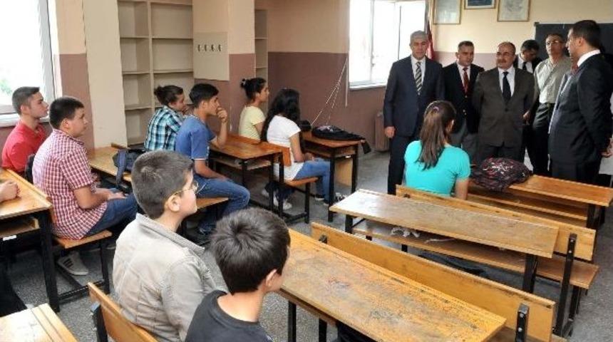 Vali Erden Ulubey İl&ccedil;esindeki Okulları Ziyaret Etti