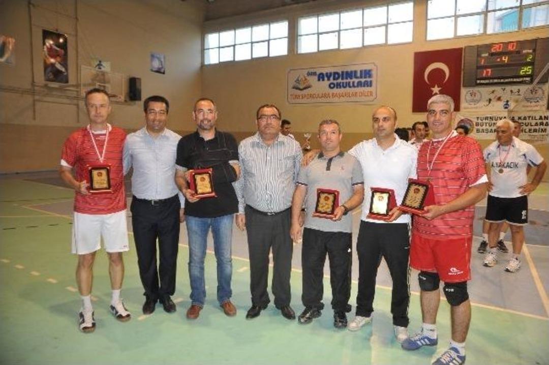 Nazillili &Ouml;ğretmenler Voleybolda H&uuml;nerlerini Sergiledi