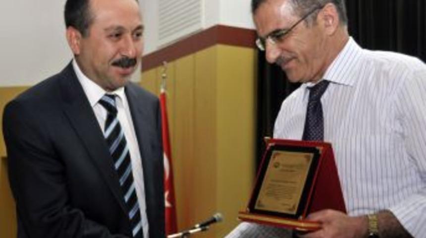 Makale &Uuml;reten Akademisyenlere Plaket