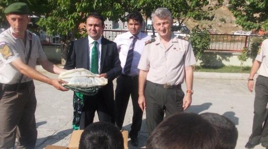 Aladağ&lsquo;da &Ouml;ğrencilere Kıyafet Ve Kırtasiye Yardımı Yapıldı