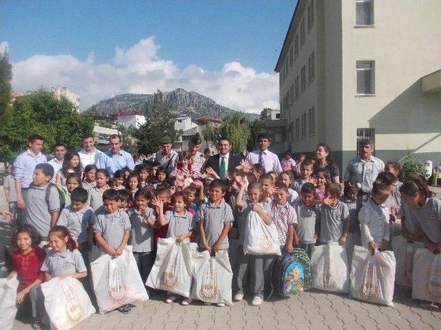 Aladağ&lsquo;da &Ouml;ğrencilere Kıyafet Ve Kırtasiye Yardımı Yapıldı 1