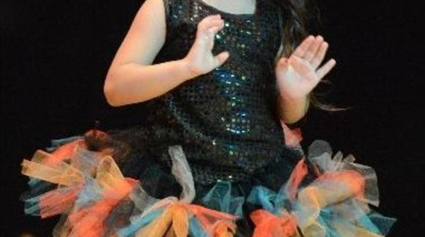 Minik &Ouml;ğrencilerden Yılsonu G&ouml;sterisi