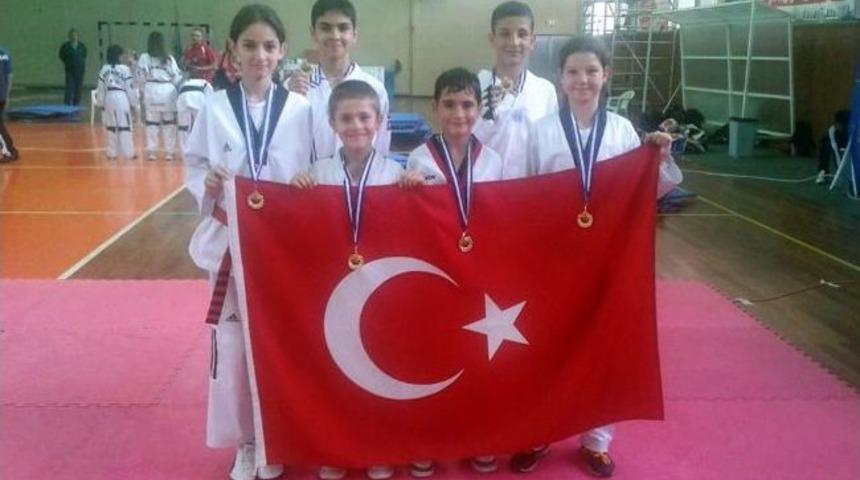 Edirne Belediye Spor Tekvandocuları Yunanistan&rsquo;dan 5 Altın 1 G&uuml;m&uuml;şle D&ouml;nd&uuml;
