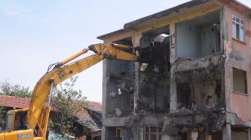 Kartepe&rsquo;de Yıkılma Tehlikesi Bulunan Yapılar Yıkılıyor