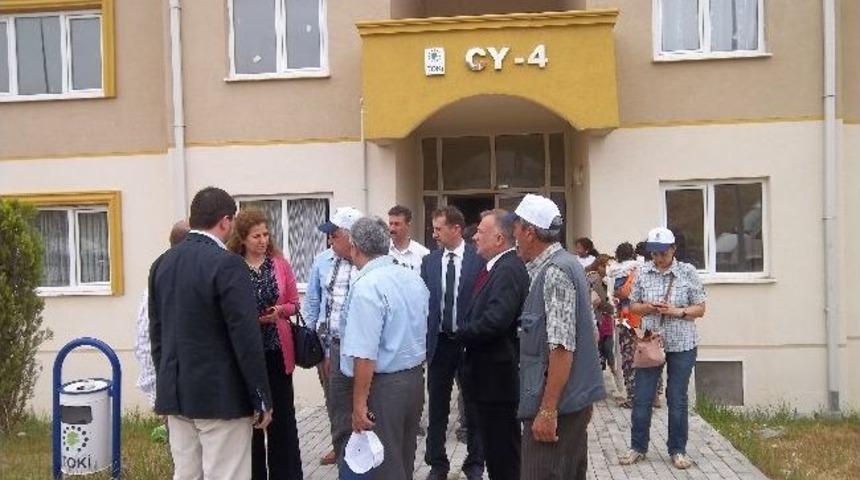 Kaymakam Halal Ve Belediye Başkanı Kaya Toki Evlerinde Oturanları Ziyaret Etti
