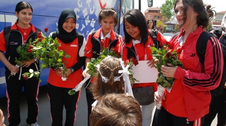 T&uuml;rk&ccedil;enin &Ccedil;ocukları, Kocaeli'nde G&uuml;llerle Karşılandı