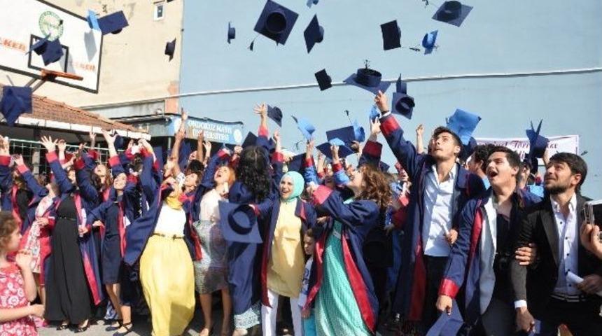 Bafra Meslek Y&uuml;ksekokulu&rsquo;nda Mezuniyet Sevinci