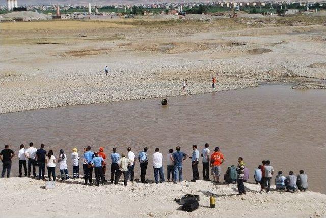 Serinlemek İçine Çaya Giren Çocuk Boğuldu