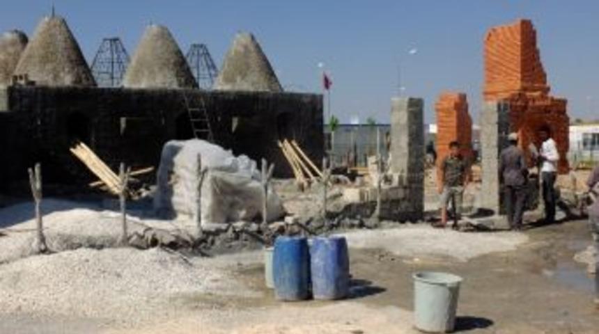 Suriyeli Ustalar Tarafından Harran K&uuml;mbet Evlerinin Minyat&uuml;r&uuml; Yapılıyor